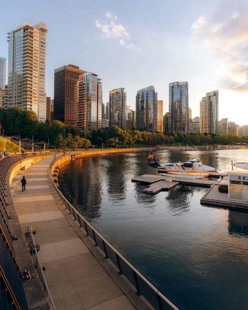 Walk the Seawall Around Coal Harbour